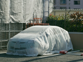 ペンキ塗装中は養生シートで車をカバー